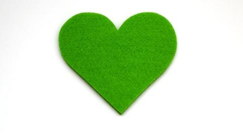Vihreä huovasta leikattu sydän. Kuvituskuva.